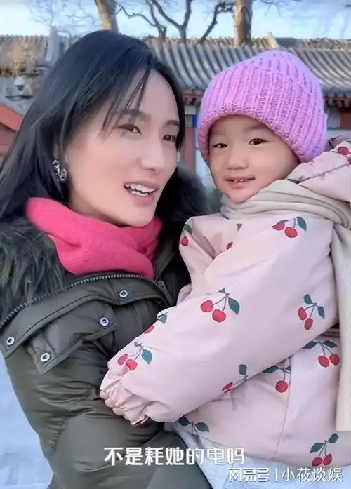 李亚鹏一家三口什刹海散步嘟起嘴巴亲女儿皮肤松弛像老人