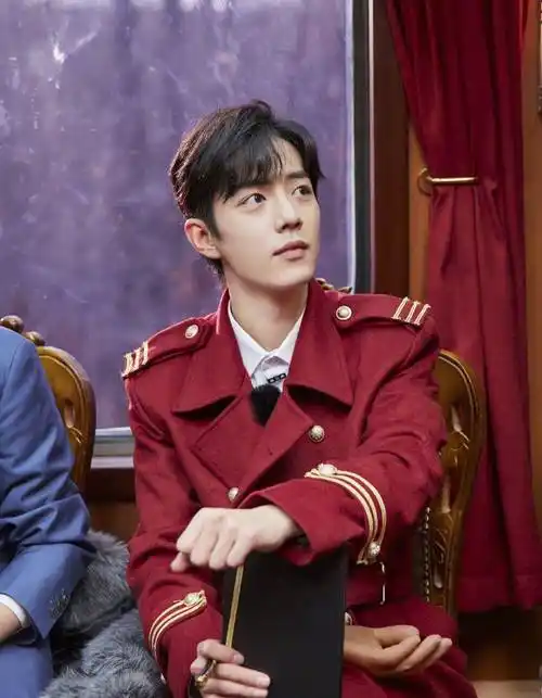肖战录制明星大侦探身穿红色制服大衣变身帅气列车员