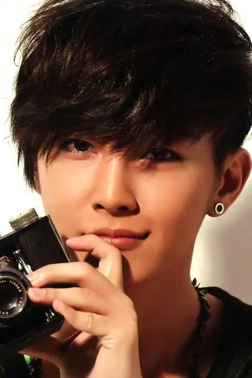 6,炎亚纶是当年飞轮海中最受欢迎的人,他长得帅气,会多种乐器,热爱