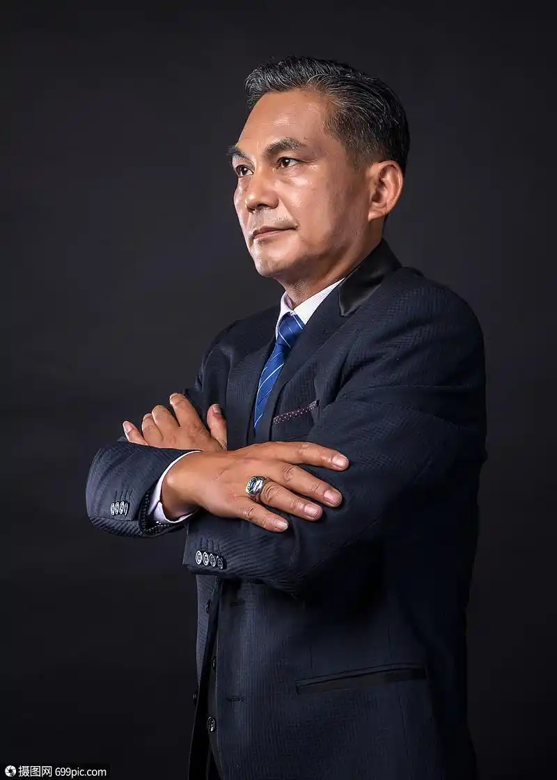 中年商务成功人士站姿动作