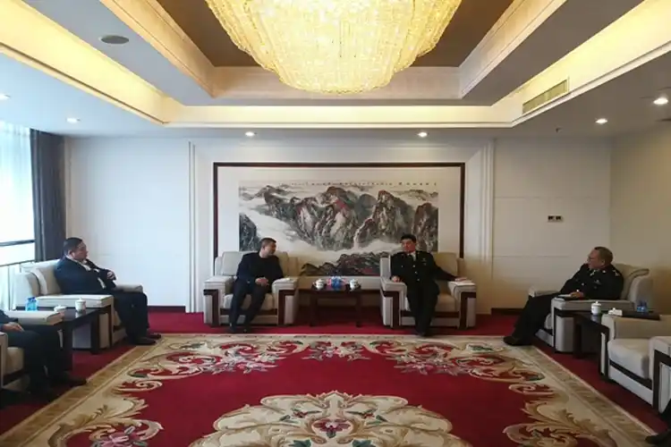 12月9日副关长苏英华与禾丰集团副总裁孙利戈一行进行座谈