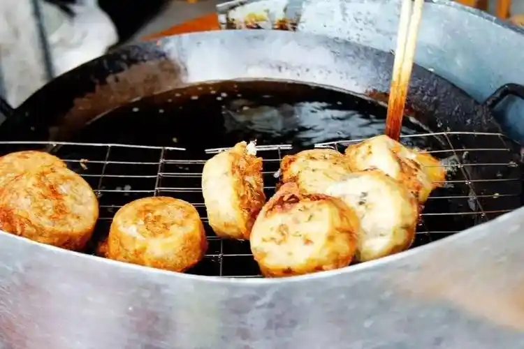 淡水酥丸是惠阳客家传统风味名菜, 酥丸即炸过的大肉丸,肉爽带汁,清香