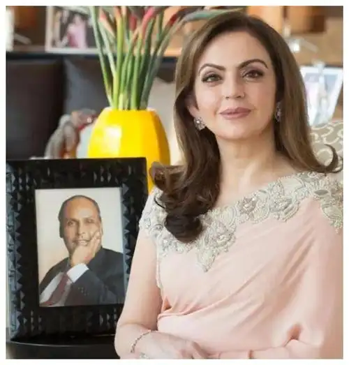 印度首富夫人:穿樱花粉水晶裙,鼻环上镶满钻石,丈夫30年不变心