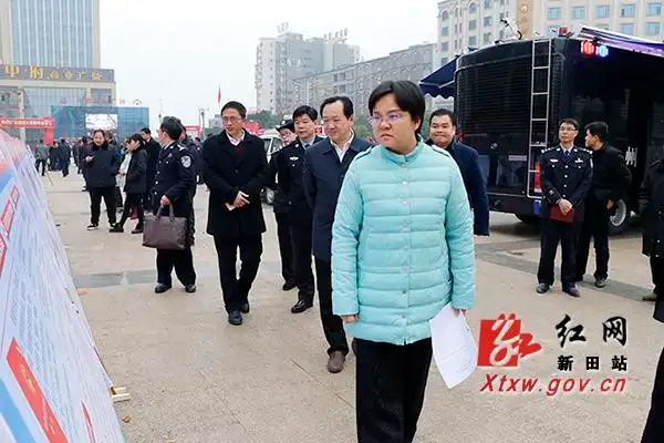 新田县委书记唐军等到场观展.