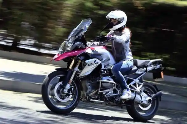巾帼不让须眉 宝马女骑士们的征程_大排量摩托车_人物_摩信网