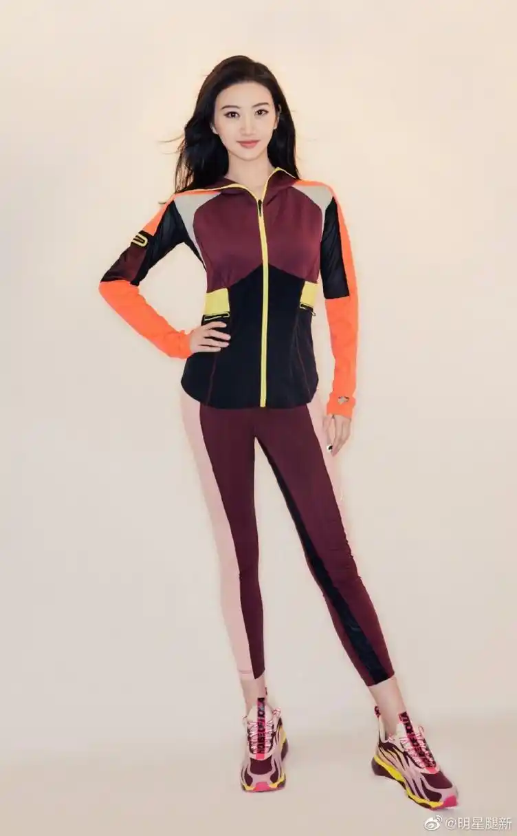 特步代言人景甜漂亮大长腿