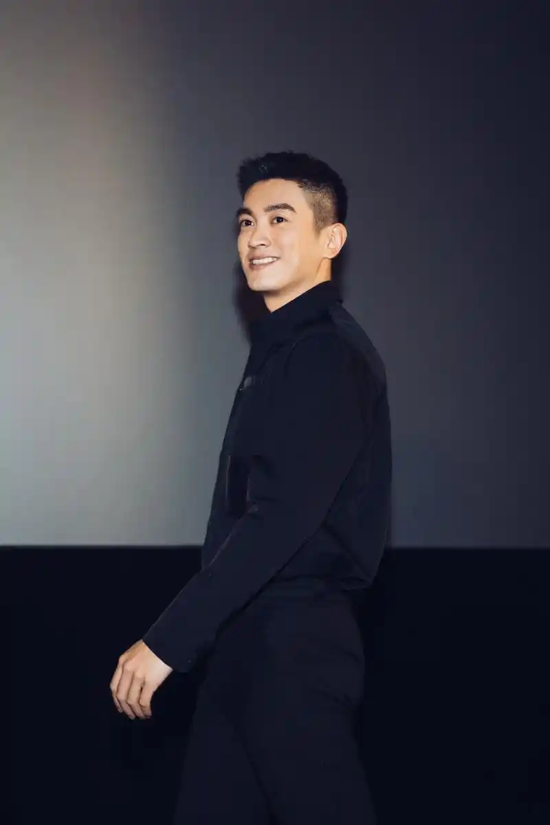 昨晚,杜江与《中国机长》剧组现身北京映后见面会.