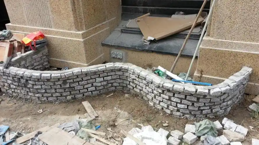 花园里新砌的花坛