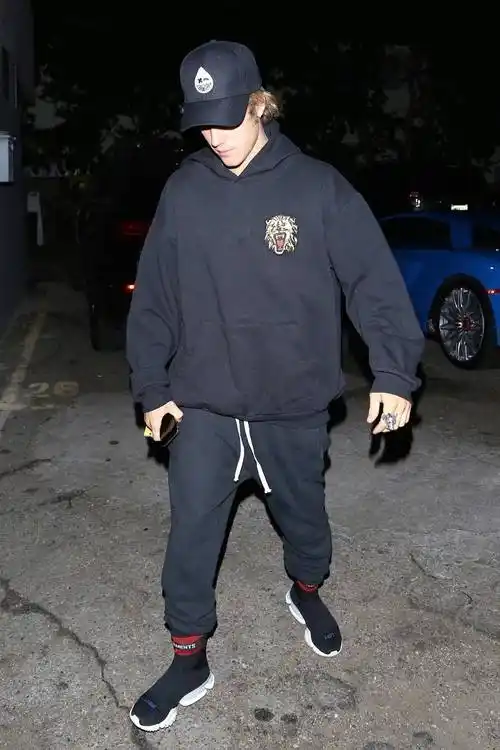 贾斯汀比伯justinbieber开着蓝色跑车外出的街拍很拉风09