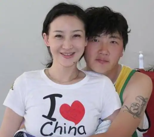 婚礼上被"逃婚",生完二胎被抛弃,如今50岁的买红妹再曝新情况_腾讯