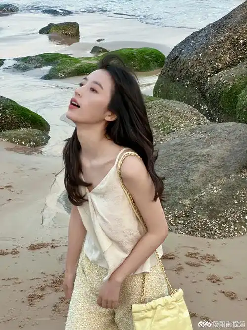 周雨彤白色吊带随拍##周雨彤海边度假随拍