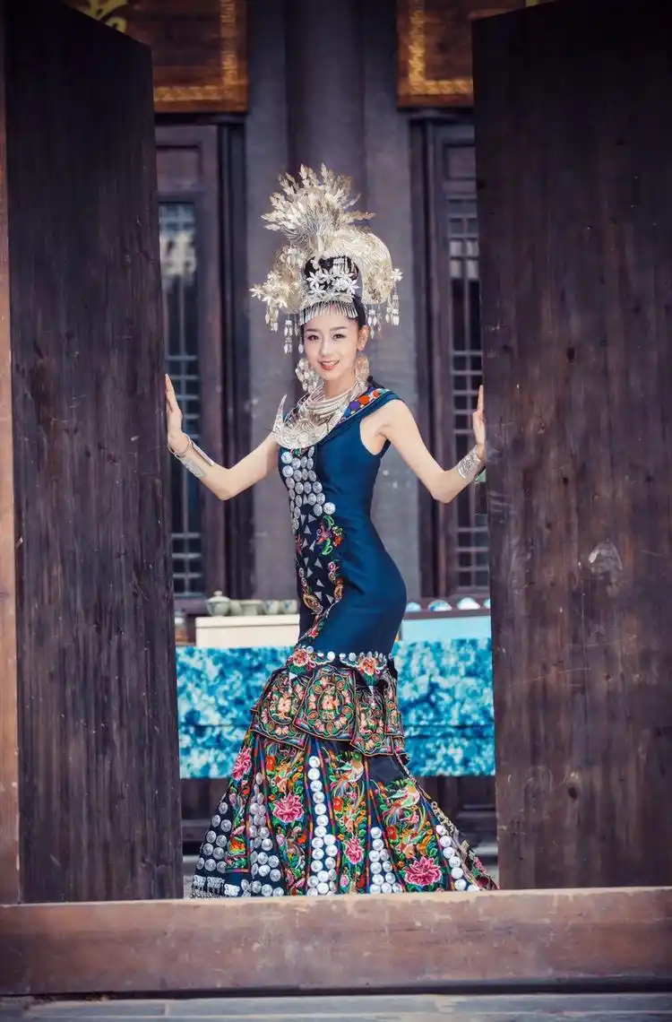 貌若天仙的少数民族姑娘,第五张图片中的她很"接地气"