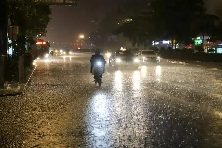 乒乓球那么大河北一地突降冰雹本周末迎中雨大雨9级大风