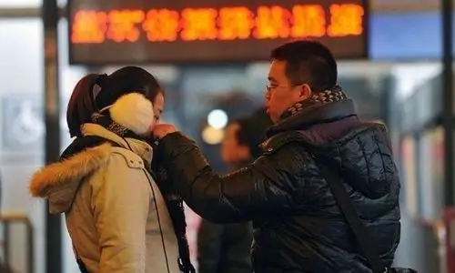 春运最让人感动的情侣温馨离别图片