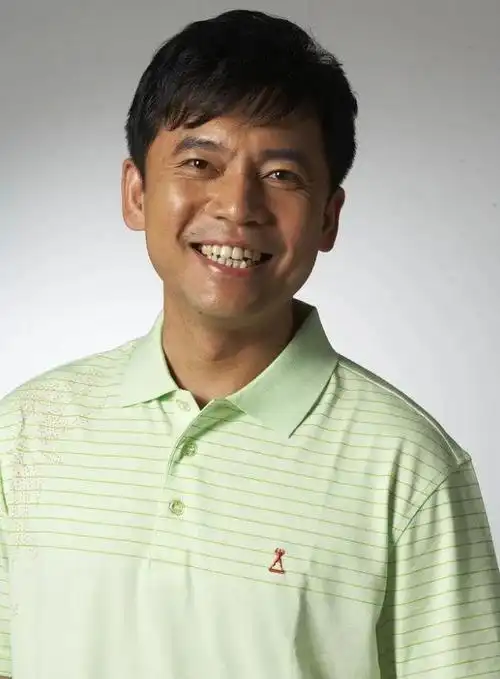 回顾演员何政军我这辈子最正确的决定就是娶了一个平凡的妻子