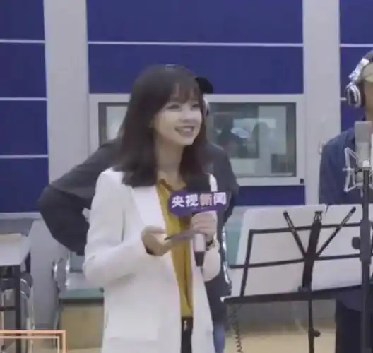 原创央视最美记者王冰冰爆火霸屏穿西装干练又飒气笑容美过章泽天