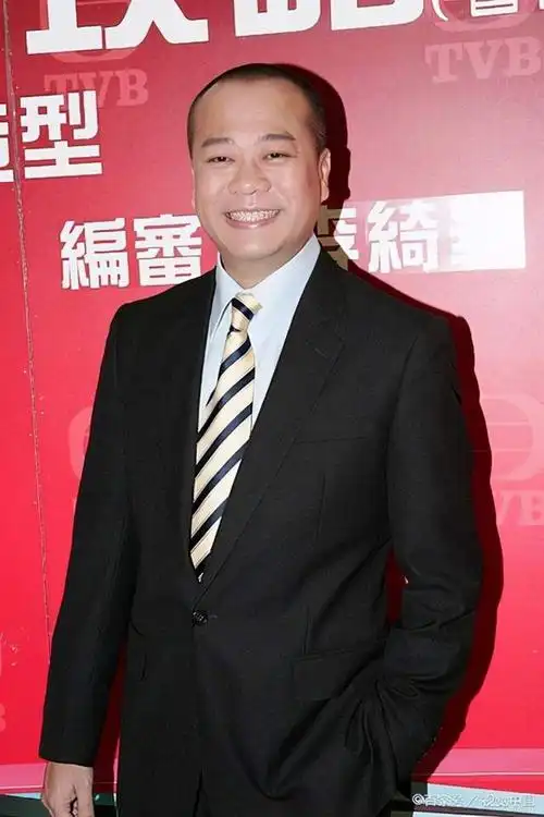 59岁欧阳震华晒照眼泛泪光显憔悴娶豪门老婆24年至今无子