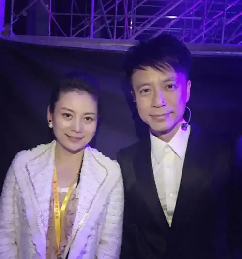 朱军老婆跟周涛合影她梳老人头打扮俗气周涛大3岁像优雅姐姐