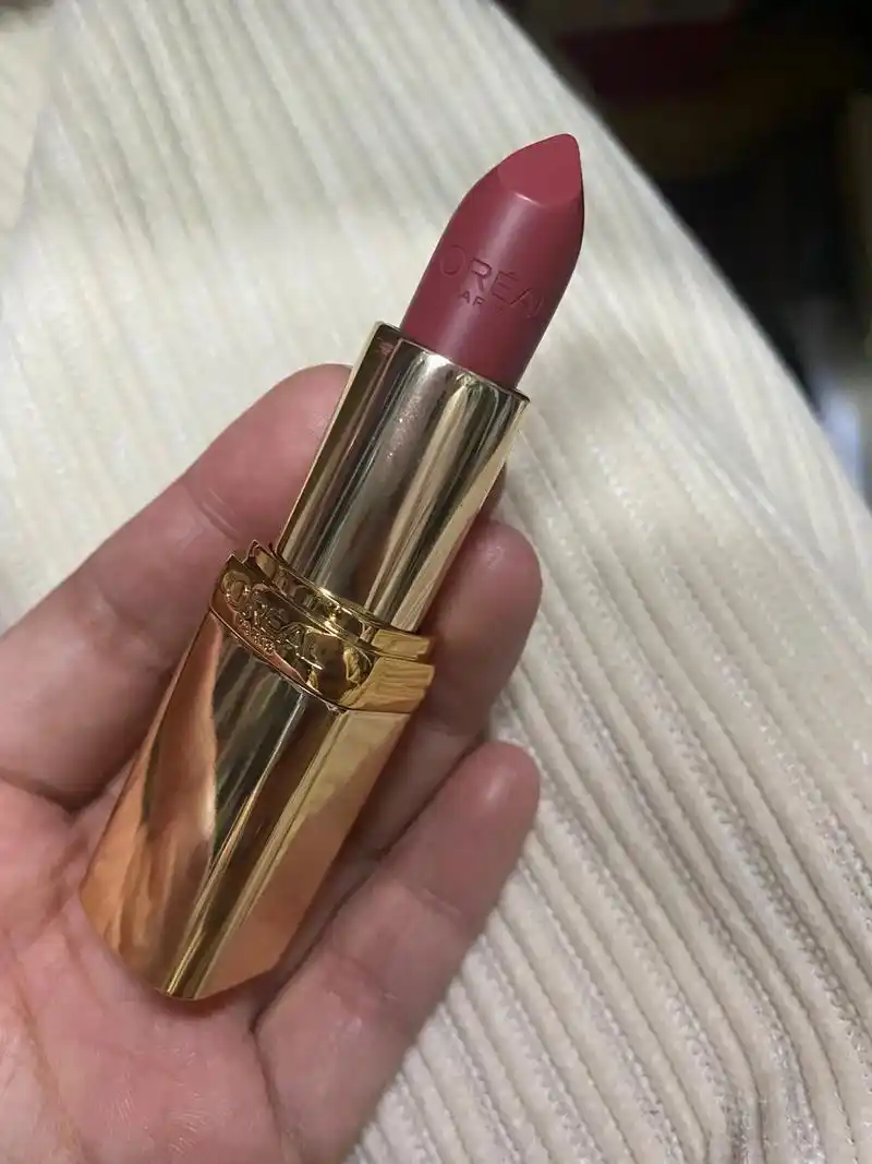 欧家口红.欧莱雅小金管161号色,涂起来很水润,不拔干,不显 - 抖音