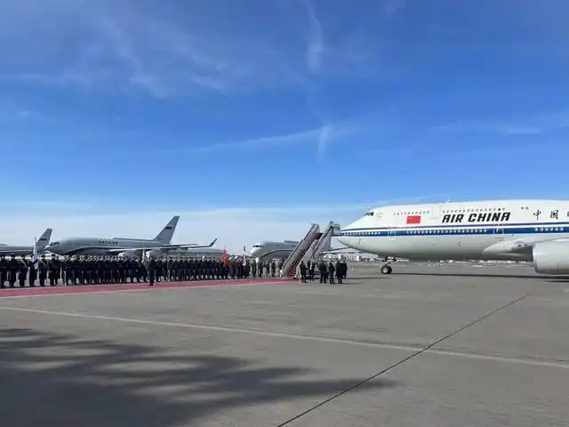 习近平乘专机抵达莫斯科受到俄方隆重欢迎