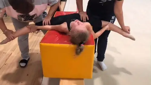 杂技学校高强度压腿练习