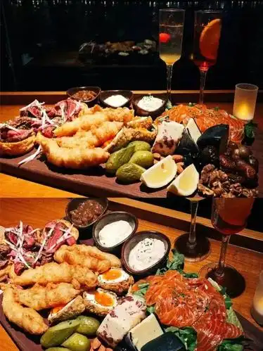 吃饭浪漫升级伴着乐声享受约会时刻会有live表演每周六晚餐时段(19:00