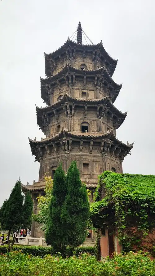 清明节出行福建泉州东西塔