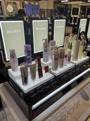decorte黛珂是日本kose高丝集团旗下护肤及彩妆品牌,专柜在伊势丹的一