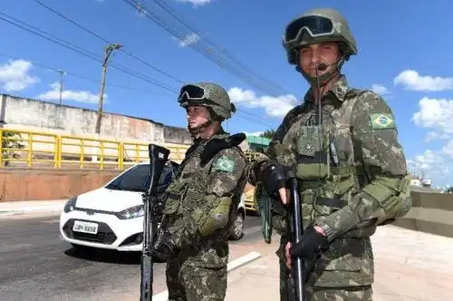6月12日,全副武装的巴西陆军军人在库亚巴潘塔纳尔球场附近的街道执勤