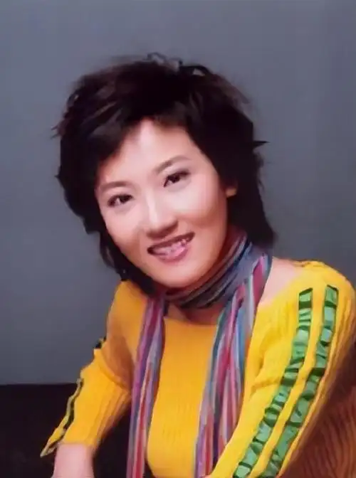 2004年,鲁健和妻子郑天亮正式的走进了婚姻的殿堂,婚礼上没有礼仪,没