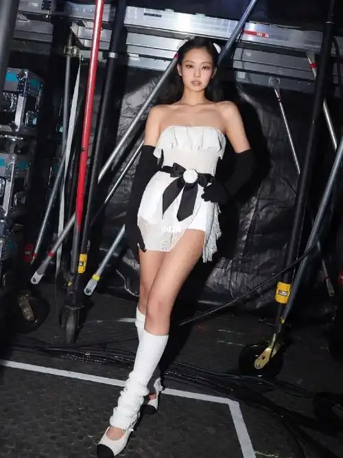 jennie这腿真的杀疯了|堆堆袜太时髦了