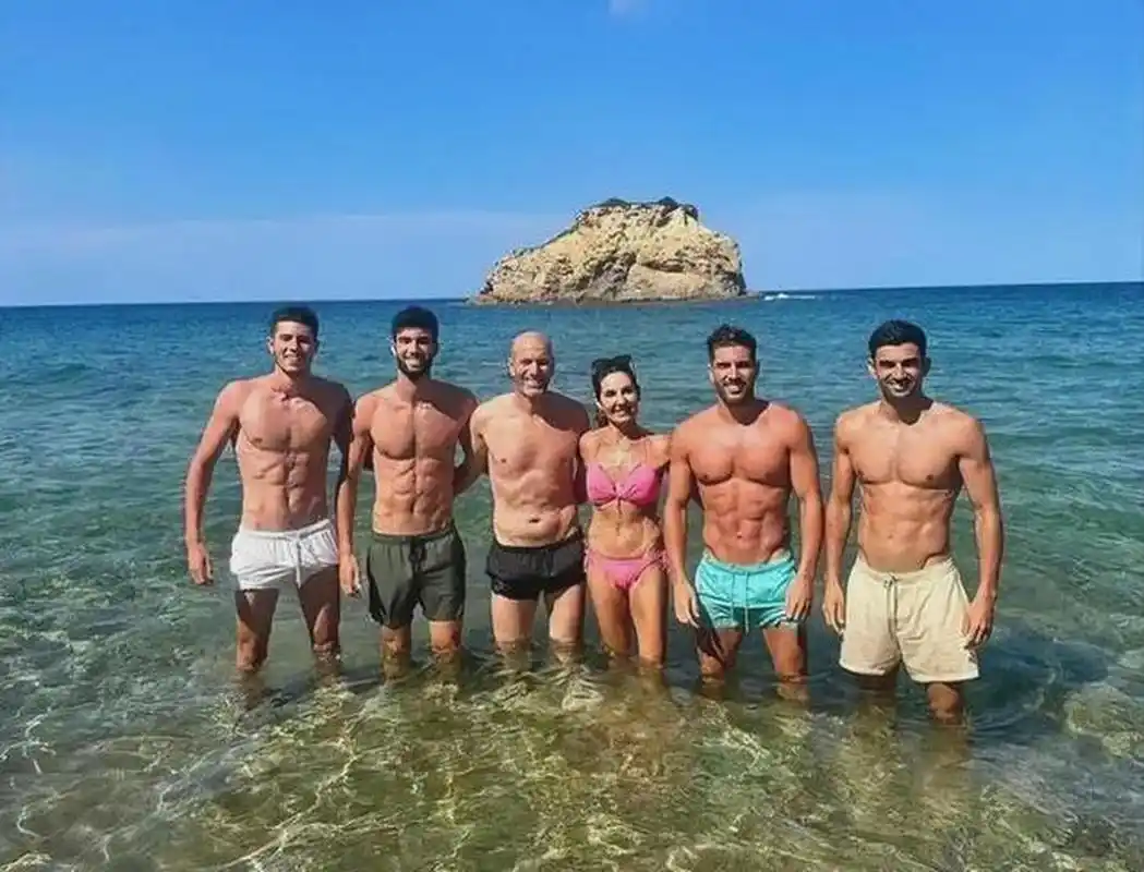 本以为身高185的齐达内算是人高马大了,没想到四个儿子个个身材魁梧