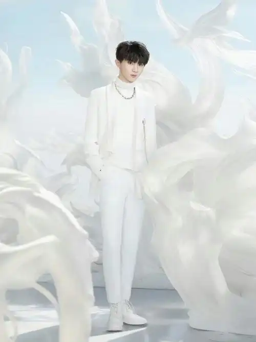 马嘉祺白西装造型图