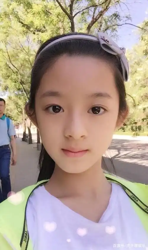 被杨幂签约的13岁童星,被网友调侃为翻版赵丽颖