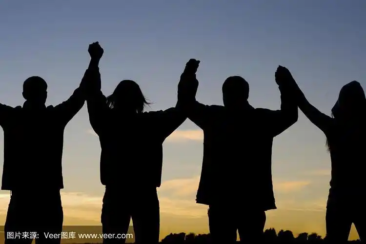 四个人举起手庆祝胜利的剪影