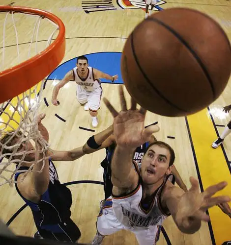 图文:[nba]小牛负雷霆 科斯蒂奇抢篮板