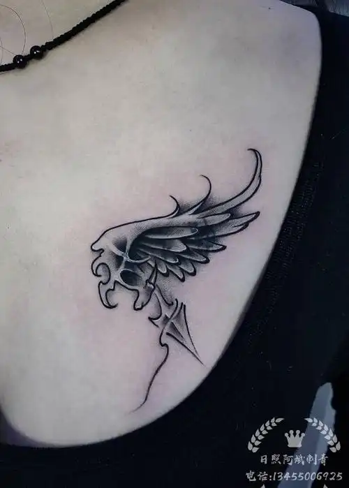 翅膀纹身图片胸部新传统纹身图案