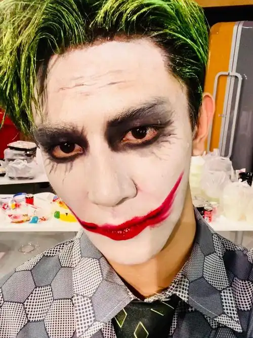 来看看夏之光 cos的小丑造型,绿发红唇的搭配,帅的～@r1se-夏之光