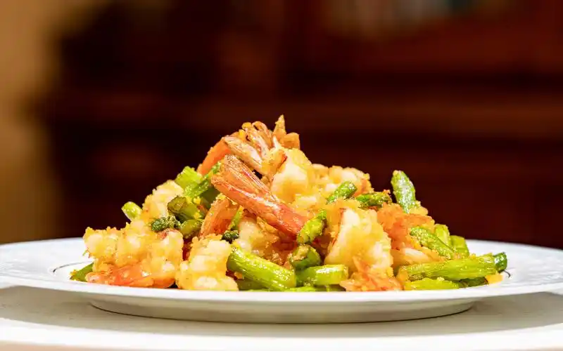 咸蛋黄焗虾加芦笋色香味就全了,家里做也很方便,大人小孩都喜欢