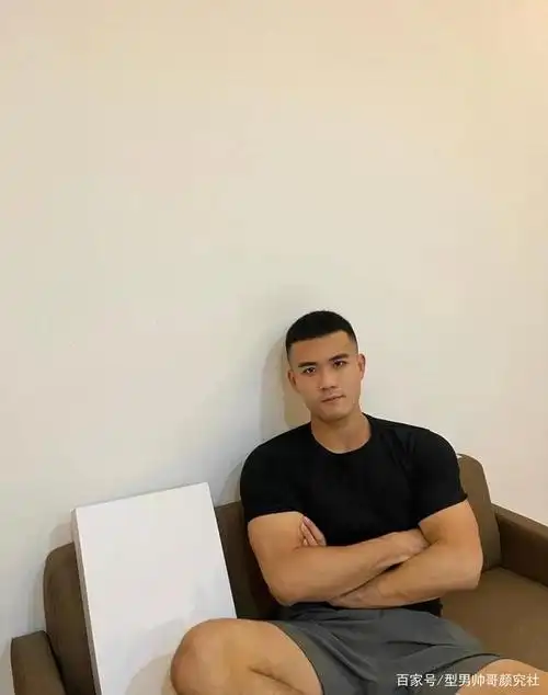 02年寸头肌肉消防员小哥,这胸腹肌也太可了!