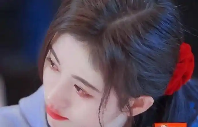 鞠婧祎连哭都保持一个角度仙女哭,为了美还有什么是她做不到的_千年