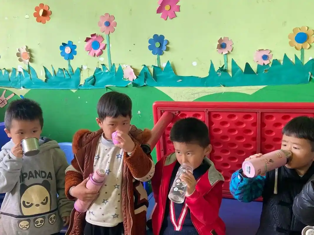 分享一下我家宝宝刘程在幼儿园喝水的图片