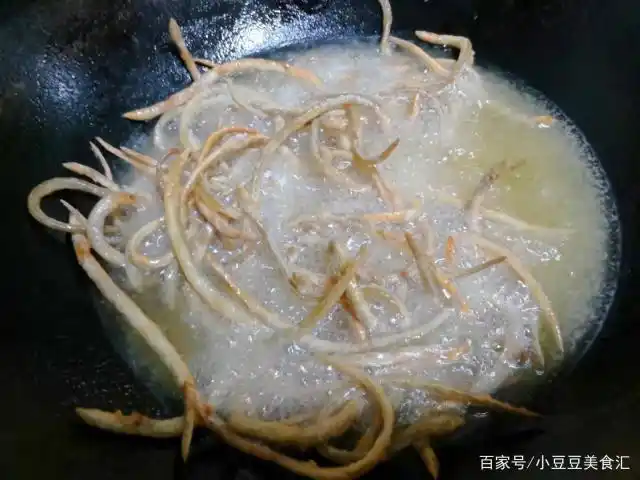 直至鳗鱼苗被炸至金黄,我们就可以捞出备用了.