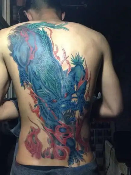 满背蓝色麒麟纹身