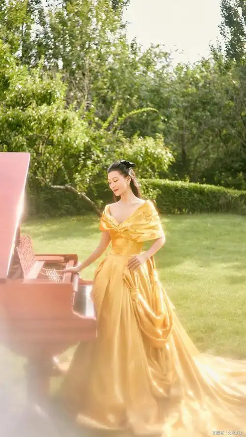 著名歌唱家常思思一组时尚写真曝光,照片中,常思思身穿金色拖地礼服