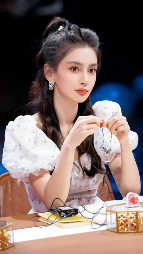 杨颖)在《心动的信号》白色碎花裙造型,这新造型也太甜美了,优雅清新