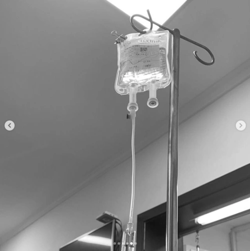 张哲瀚晒医院抽血输液照片发文伤感无助疑似住院遭私生饭骚扰