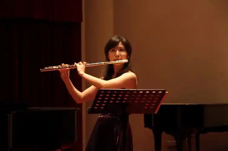 台湾优秀青年长笛演奏家李欣萦来我院举办大师班和音乐会