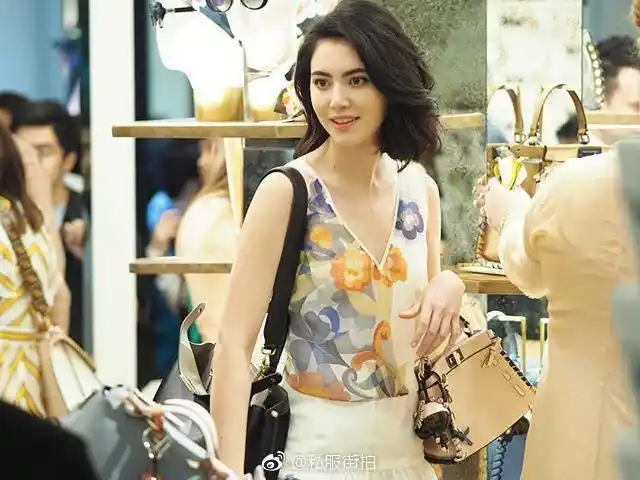 泰国演员mai剪短发站台fendi开幕竟然这么美