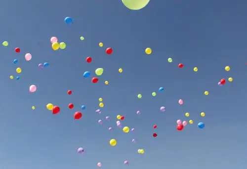 五颜六色的浪漫的氢气球飞向天空